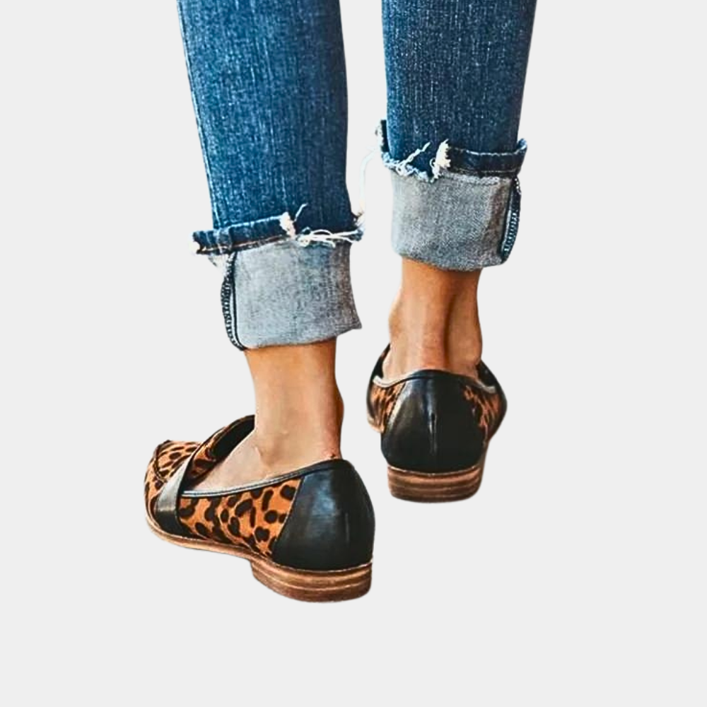 Damen Slipper aus Wildleder mit spitzer Zehenpartie und flachem Absatz