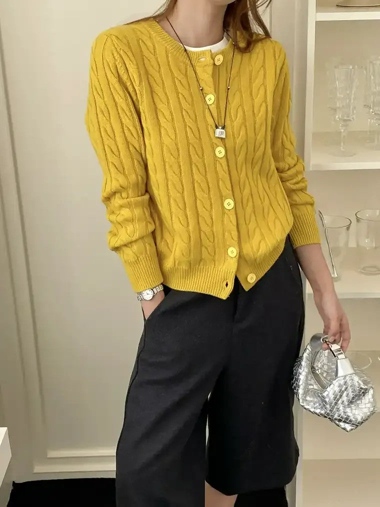 Damen-Strickjacke mit Knopfleiste und Zopfmuster
