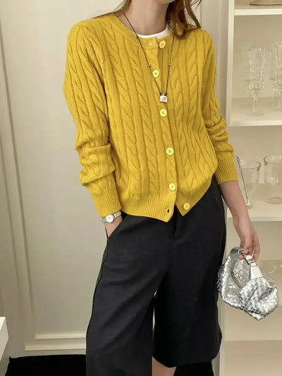Damen-Strickjacke mit Knopfleiste und Zopfmuster