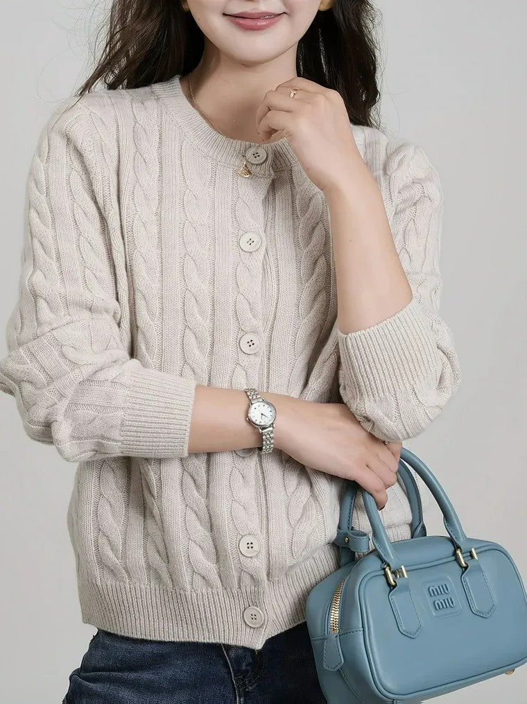 Damen-Strickjacke mit Knopfleiste und Zopfmuster