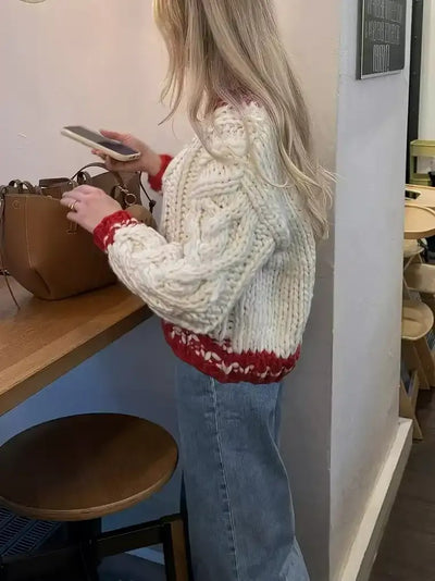 Damenpullover in Creme und Rot mit Zopfmuster