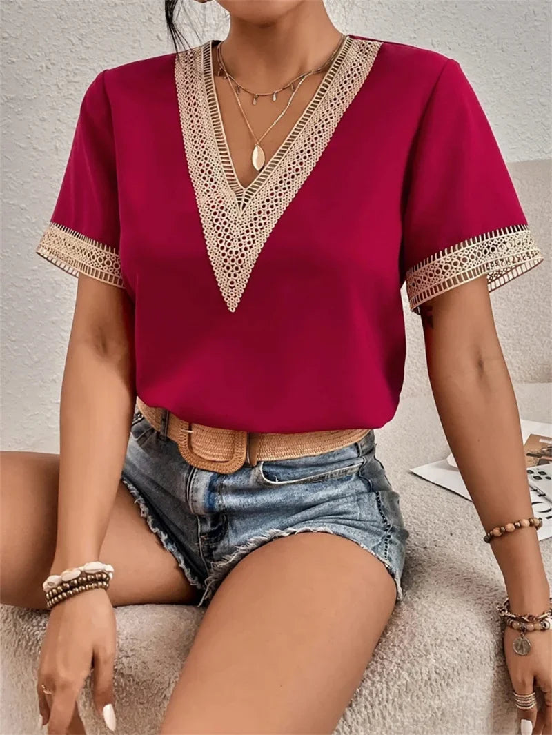 Damen Sommerbluse mit V-Ausschnitt und bestickten Details