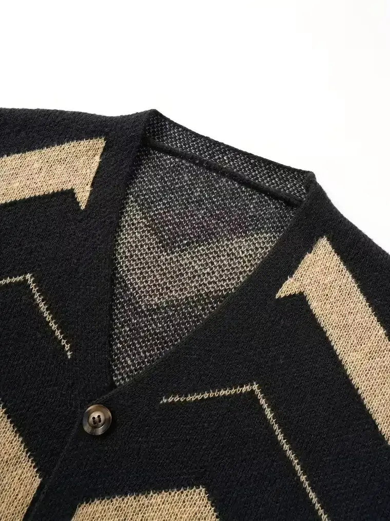Herren-Strickjacke mit Chevron-Muster und Knopfleiste