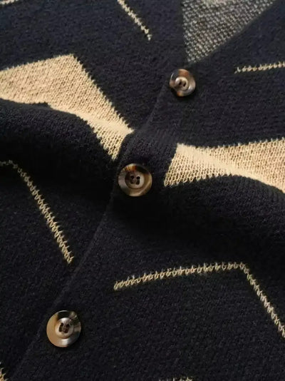 Herren-Strickjacke mit Chevron-Muster und Knopfleiste