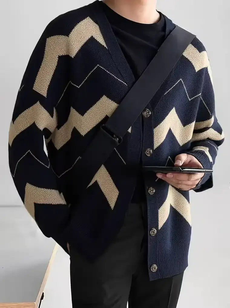 Herren-Strickjacke mit Chevron-Muster und Knopfleiste