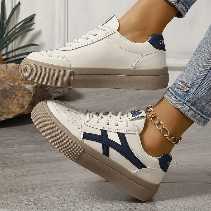 Damen-Sneaker mit Schnürverschluss und dicker Sohle